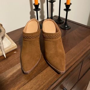 Womens 7.5 camel mules